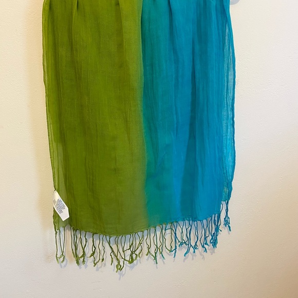 Avon ~ Mark  Bright and Breezy Scarf - Picture 3 of 4